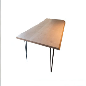 Table haute en érable "live edge" avec pieds métalliques noirs en épingle